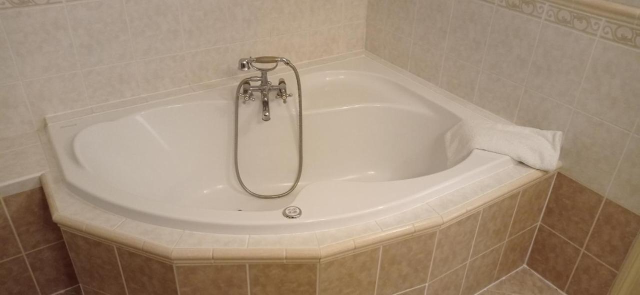 Single Room Bath,1364924156:JPEG